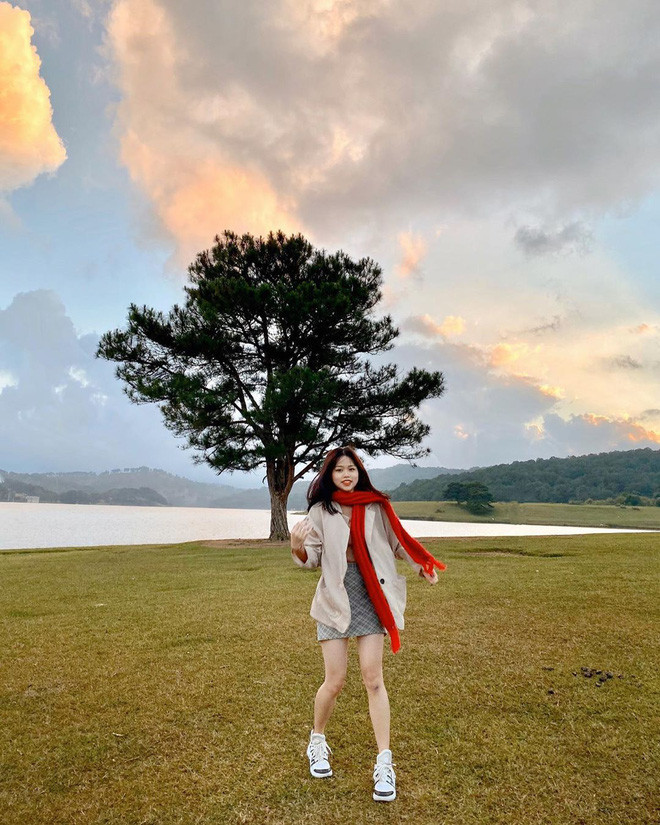 Chẳng biết có phải cô nàng đang hẹn hò với Quang Hải hay không nhưng nhiều người cũng từng bắt được khoảnh khắc hot girl sở hữu một chiếc áo đấu của CLB Hà Nội mang số 19 - số áo của cầu thủ quê Đông Anh.