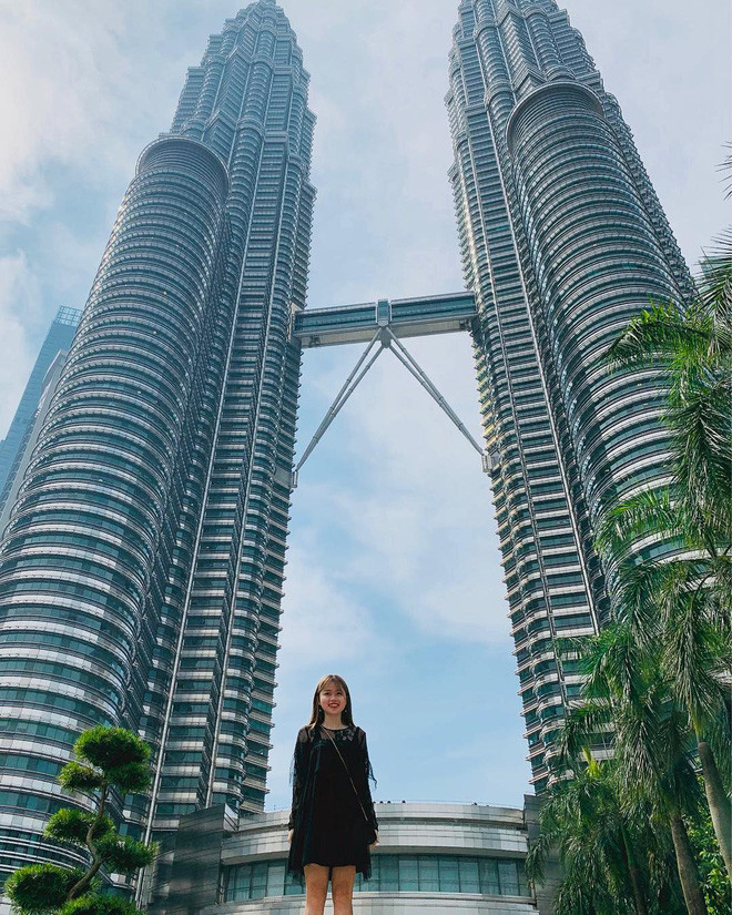 Không chỉ xinh đẹp, Huỳnh Anh còn có cách "thả thính" cực duyên dáng trên mạng xã hội. "Anh cứ yên tâm, em sẽ không bỏ rơi anh như cách của người cũ đâu. Tin em đi, em có cách mới", "Mình có thói quen là không thích nhắn tin với người lạ.. Đẹp trai thì nhắn" - Hot girl viết trên Facebook.