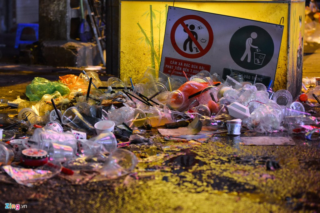 Thậm chí, rác thải còn bị vứt bừa bãi ngay trước biển cấm xả rác. Ảnh: Zing