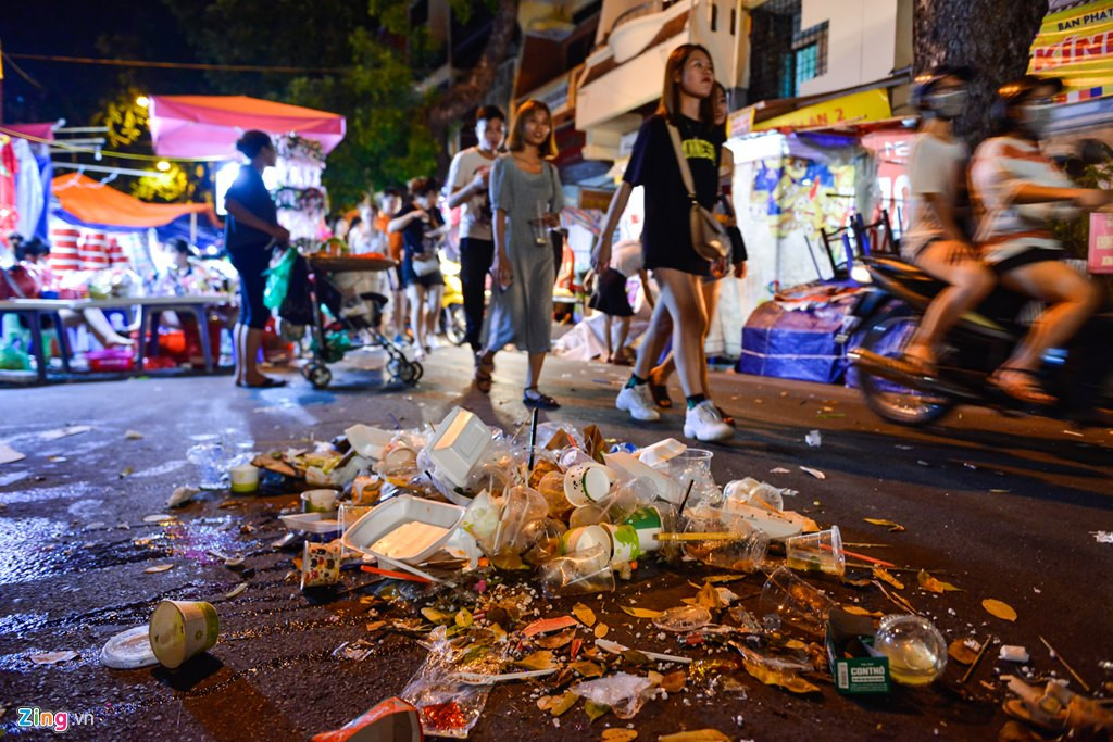 Nhiều người vẫn thản nhiên dạo phố ngay giữa những đống rác bẩn thịu nằm lăn lóc trên đường.