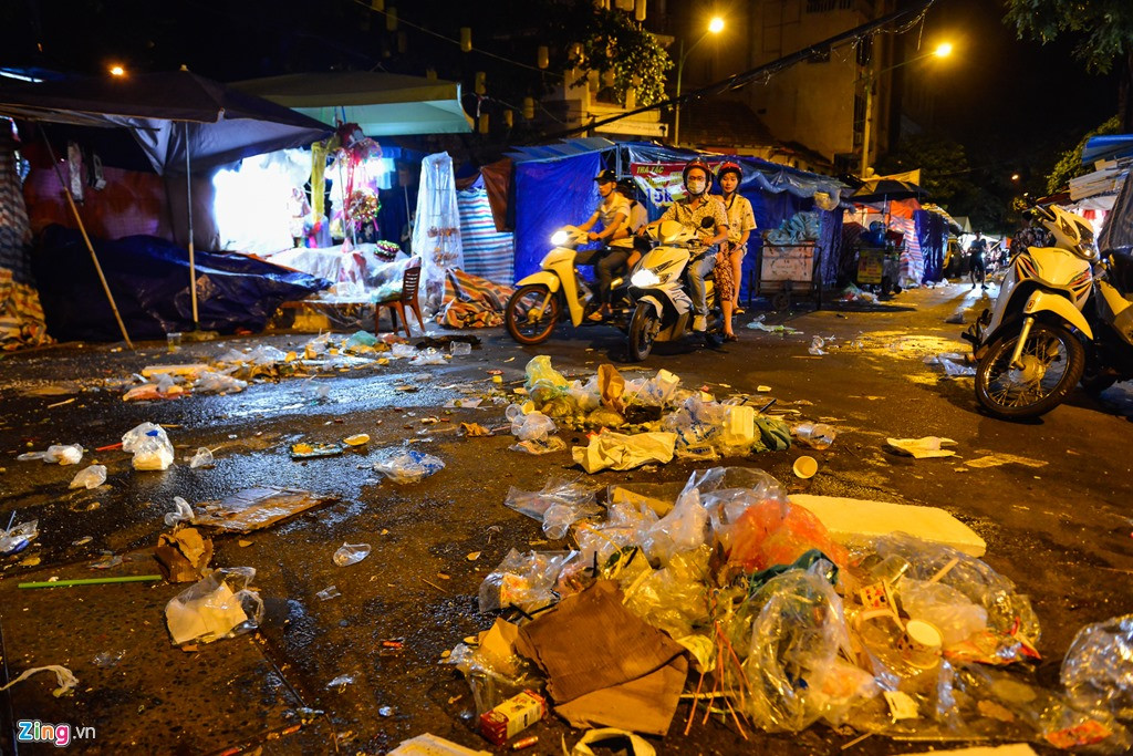 Dọc theo các tuyến phố, đâu đâu cũng ngập trong rác thải. Ảnh: Zing