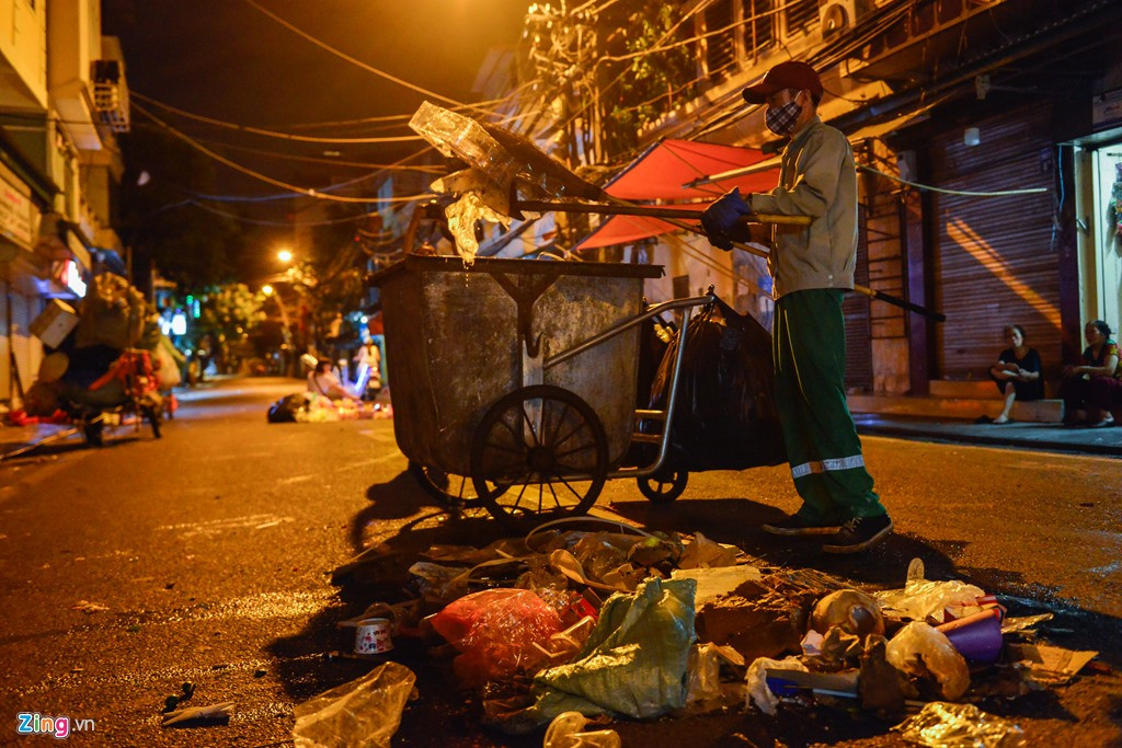 "Không phải tự dưng có thùng rác công cộng đâu, nói thì tự ái rồi sửng cồ lên", "Trước khi lên mạng kêu gọi không dùng đồ nhựa, thì ít nhất mấy người vứt rác đúng chỗ đi đã" là những bình luận gay gắt của CĐM.