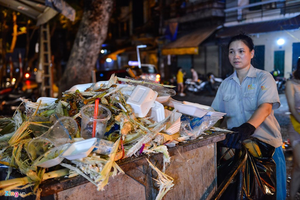 Các cô chú lao công làm việc xuyên đêm để dọn bãi rác "siêu to khủng lồ" của người dân. Ảnh: Zing