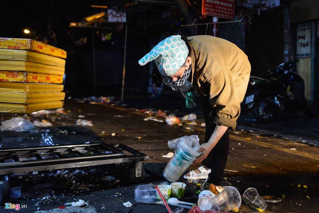 Hình ảnh hậu trung thu, rác thải chất thành đống ngay trên đường gây mất vệ sinh trở nên quen thuộc sau mỗi mùa lễ hội.
