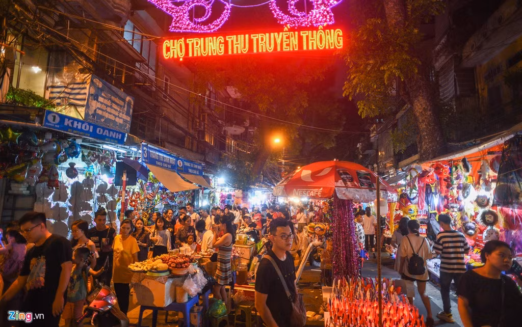  Trung thu 2019 rơi vào ngày thứ 6 cuối tuần, bởi vậy các địa điểm vui chơi đông nghịt người ngắm cảnh, chụp ảnh, mua sắm.