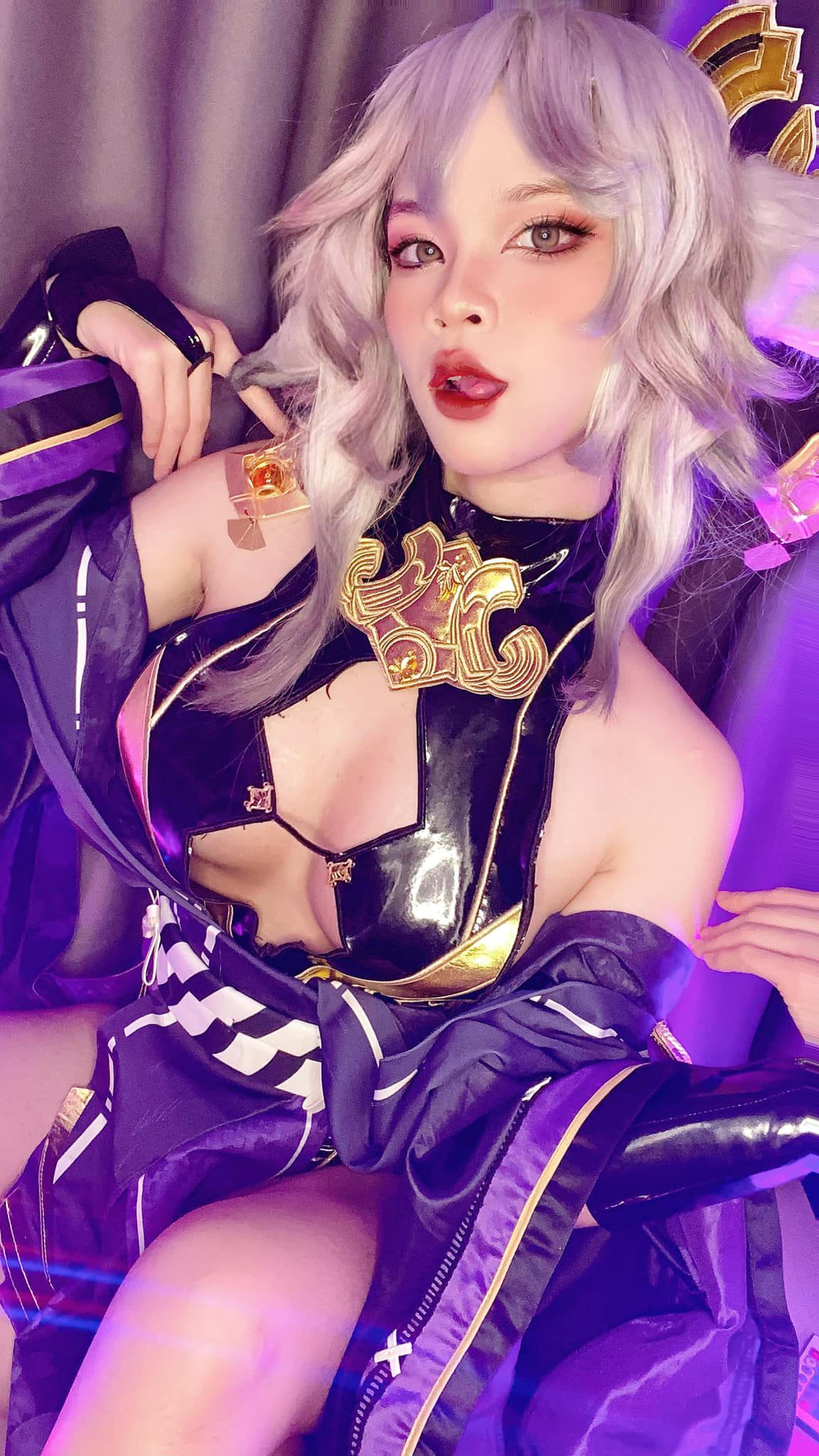 Phong cách của nàng cosplayer này vô cùng táo bạo. Bên cạnh fan của cô, nhiều người cho rằng nữ coser đang có phần phản cảm, cố tình "khoe da thịt" quá đà với phong cách thể hiện trên.