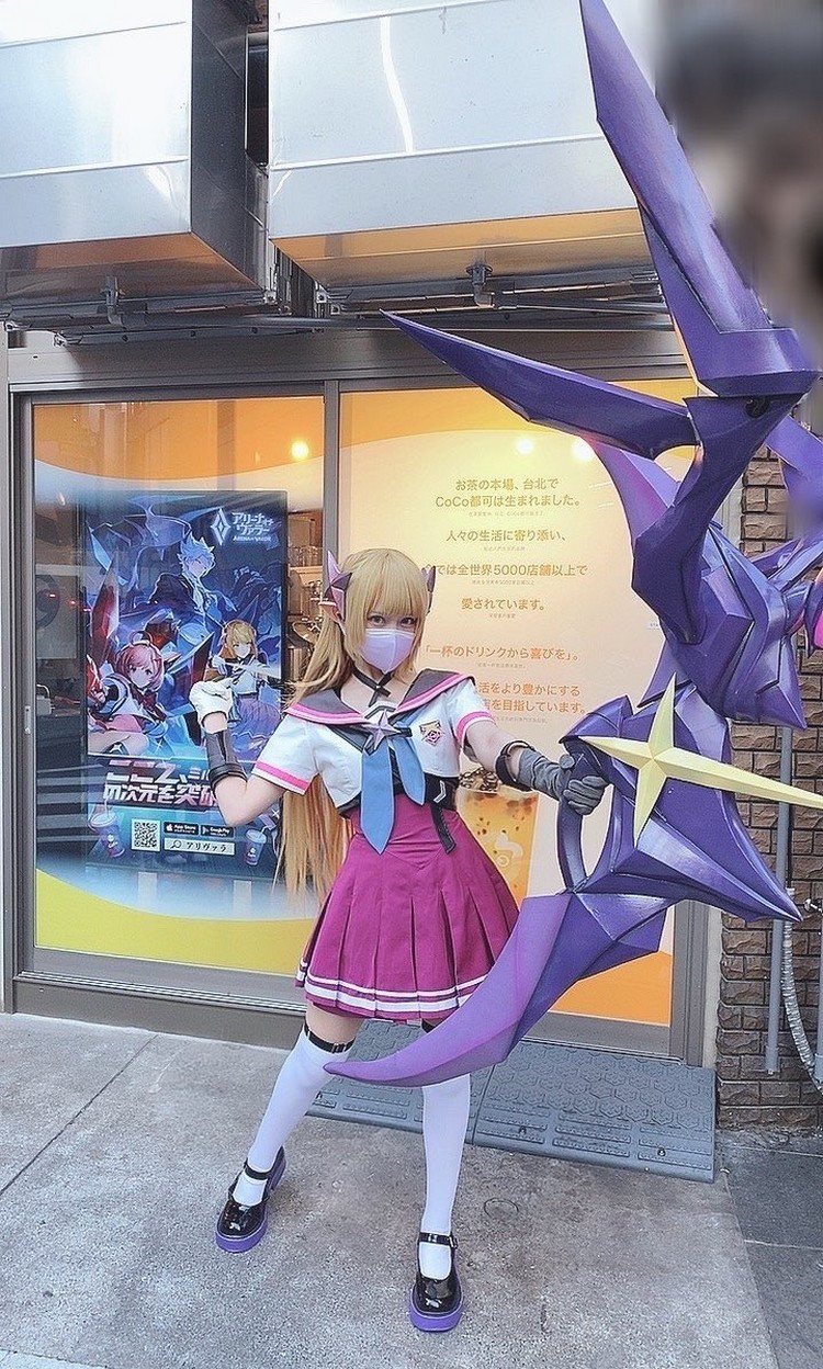 Từ trang phục, kiểu tóc, cho đến thần thái đều chứng tỏ cô nàng có sự đầu tư rất kỹ lưỡng. Cô nàng cosplay với phong cách nhẹ nhàng vừa phải, không hở hay khoe body quá nhiều.