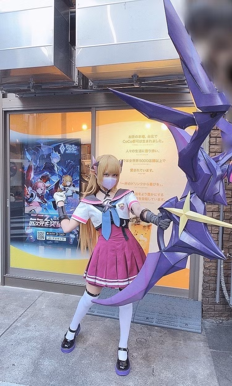 Từ trang phục, kiểu tóc, cho đến thần thái đều chứng tỏ cô nàng có sự đầu tư rất kỹ lưỡng. Cô nàng cosplay với phong cách nhẹ nhàng vừa phải, không hở hay khoe body quá nhiều.