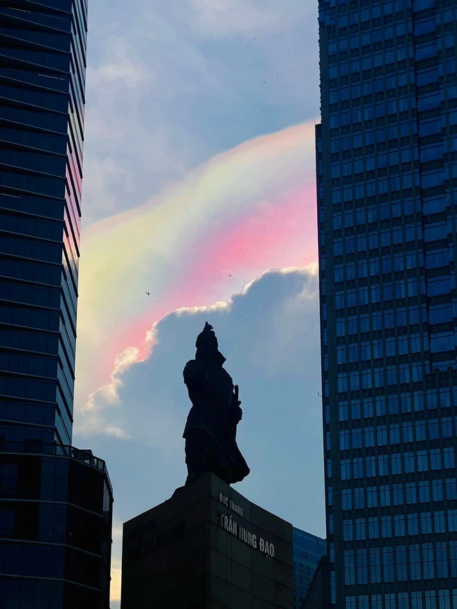 Được biết, hiện tượng này thường xảy ra khi những đám mây mỏng hoặc vùng rìa mỏng của các đám mây ở khu vực gần nơi có mặt trời hoặc mặt trăng, đồng thời trong mây có chứa nhiều tinh thể băng và các hạt nước rất nhỏ, gây ra sự nhiễu xạ ánh sáng.