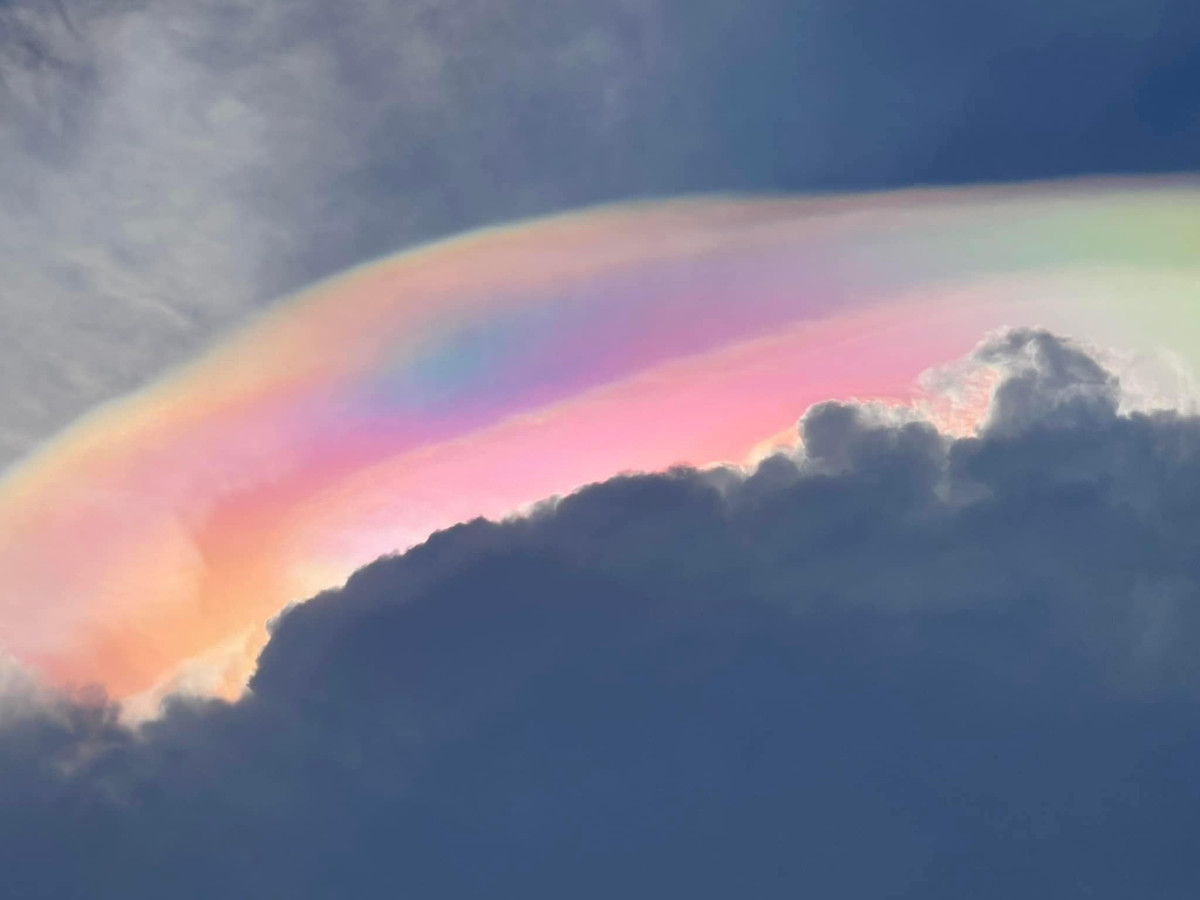 Đám mây được tạo nên từ những dải màu khác nhau tạo nên một cảnh sắc tuyệt đẹp.