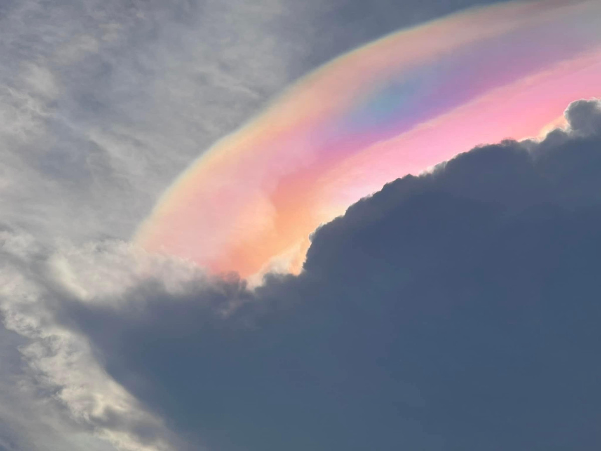 Nhiều người đã nhanh chóng chụp ảnh và đăng tải lên mạng xã hội kèm những dòng chia sẻ đầy ý nghĩa: "Chưa buổi chiều nào đẹp như ngày hôm nay".