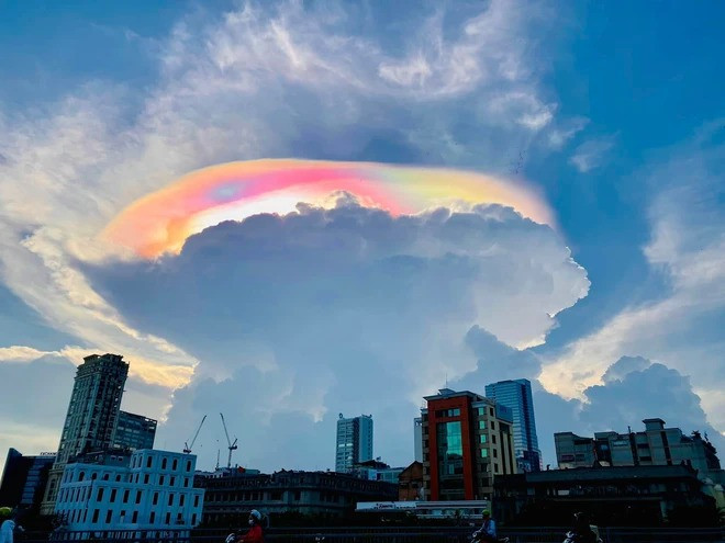 Rất nhiều góc chụp khác nhau được người dân chụp lại đăng tải lên mạng xã hội.