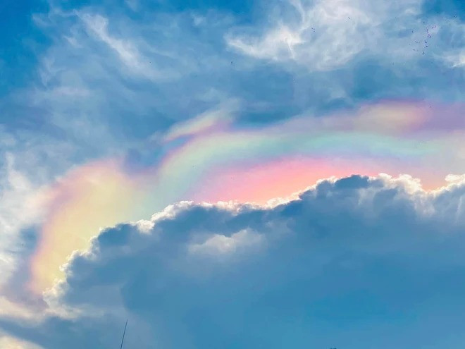 Đã rất lâu rồi, trên bầu trời Sài Gòn mới xuất hiện mây ngũ sắc như thế này.