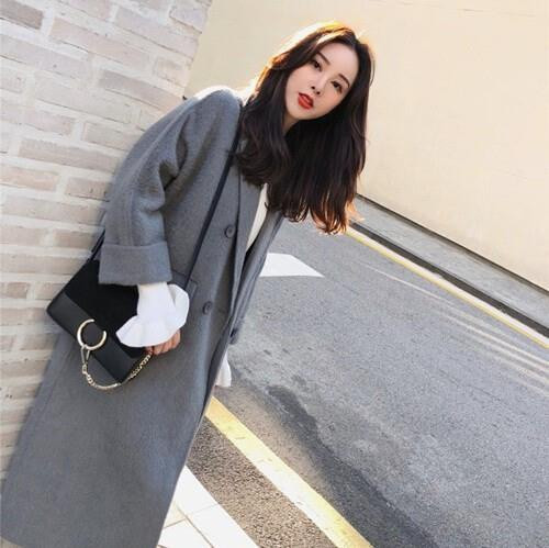 Bức hình "mặt mộc" của Đặng Vũ Giai được ghép với những bức ảnh lung linh hàng ngày của cô nàng được truyền tay nhau một cách chóng mặt trên mạng xã hội Trung Quốc, trở thành đề tài chế giễu của nhiều người. Ảnh: Weibo.