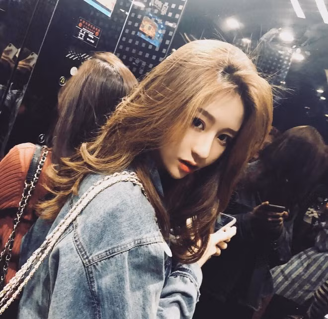 Khác xa với nét đẹp "băng thanh ngọc khiết" đã qua chỉnh sửa, nhìn hình ảnh qua camera thường này không ai dám tin đây là thiếu nữ 17 tuổi như cô nàng tự nhận. Ảnh: Weibo, ảnh chụp màn hình.