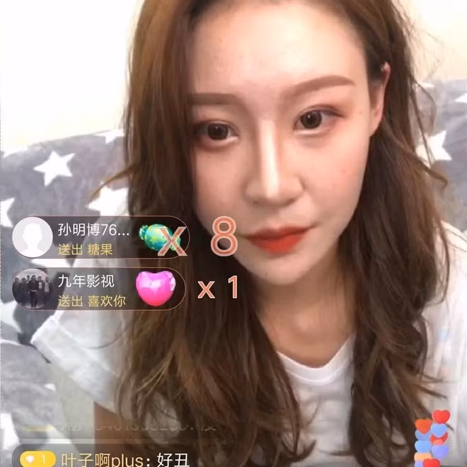  Hot girl nổi tiếng Trung Quốc - Ôn Uyển - cũng từng mất đi cả đống người theo dõi chỉ vì để lộ nhan sắc thực khi quên bật chế độ beauty filter (làm đẹp) lúc livestream.