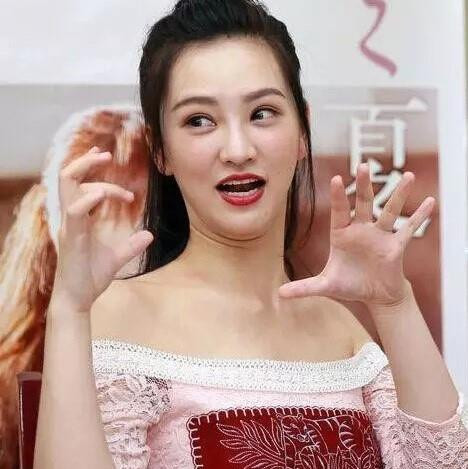 "Nữ thần Vũ Hán" đẹp xuất sắc trong các tấm hình nghệ thuật, song khi xuất hiện trên truyền hình hay bị bắt gặp bên ngoài, cô không có được vẻ đẹp đó. Không ít người còn chụp lại màn hình loạt khoảnh khắc "kém xinh" của 9X và xôn xao bàn tán. Vướng vào nhiều lùm xùm, hot girl sinh năm 1995 vẫn tiếp tục con đường nghệ thuật của mình nhưng không đạt được danh tiếng như ban đầu. Ảnh: Sina, ảnh chụp màn hình.