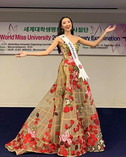 Bên cạnh vẻ ngoài xinh như mộng, Thanh Khoa sở hữu một hình thể "vạn người mê". Cô cao 1m77 và có số đo 3 vòng chuẩn chỉ 82-64-92cm. Nàng hoa khôi còn giao tiếp tiếng Anh cực tốt.