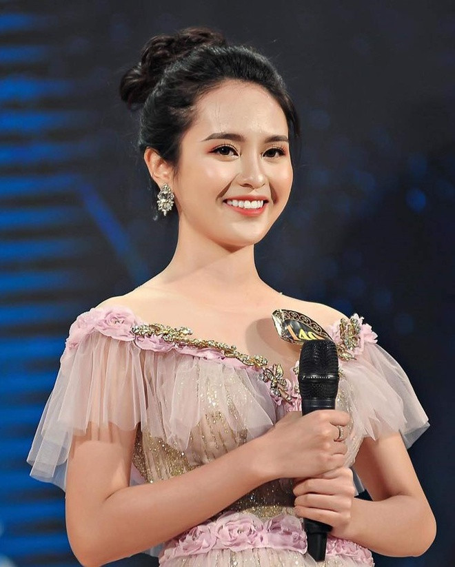 Trịnh Thị Ái Phi (sinh năm 2000, Kon Tum) đăng quang cuộc thi Nét đẹp sinh viên ĐH Tôn Đức Thắng 2019. Ngay từ đầu tham gia cuộc thi, hot girl đã được đánh giá cao nhờ khuôn mặt xinh đẹp, phong thái tự tin. Trước đó, cô từng là á khôi 2 cuộc thi Duyên dáng Tết Sinh viên 2019