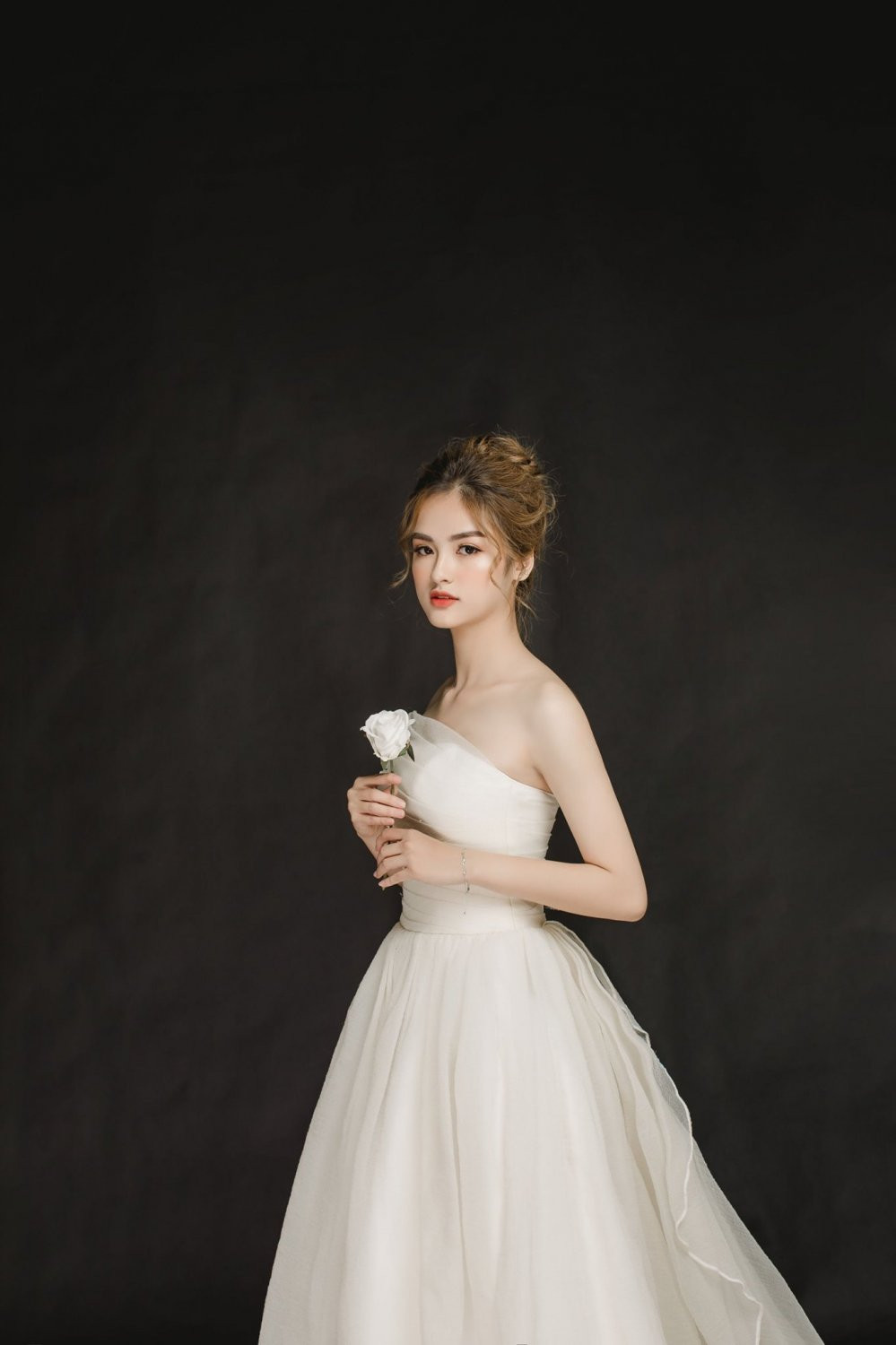 Hà My từng đạt 29 điểm trong kỳ thi THPT Quốc gia, trong đó môn Hoá có điểm 10 tuyệt đối. Ở Đại học, điểm tổng kết của Hà My cũng thuộc dạng cực đỉnh khi môn Toán cao cấp đạt 9,7; xác suất thống kê 9,6 điểm.