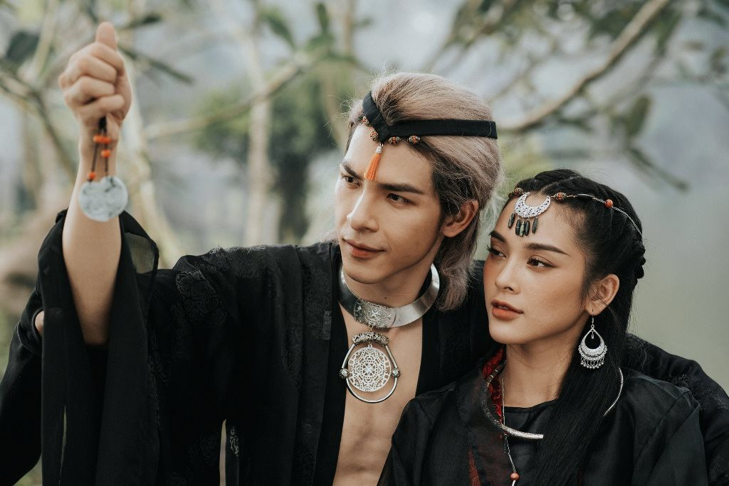 Quỳnh Lương cho biết bản thân là mẫu người cầu toàn nhưng mạnh mẽ, muốn tiến bộ trong sự nghiệp, bởi vậy bất kỳ lời chê nào cô cũng đều tiếp thu và trân trọng. Tất cả những góp ý của mọi người đều là động lực, là bài học để hot girl 9x trở nên tốt đẹp hơn.