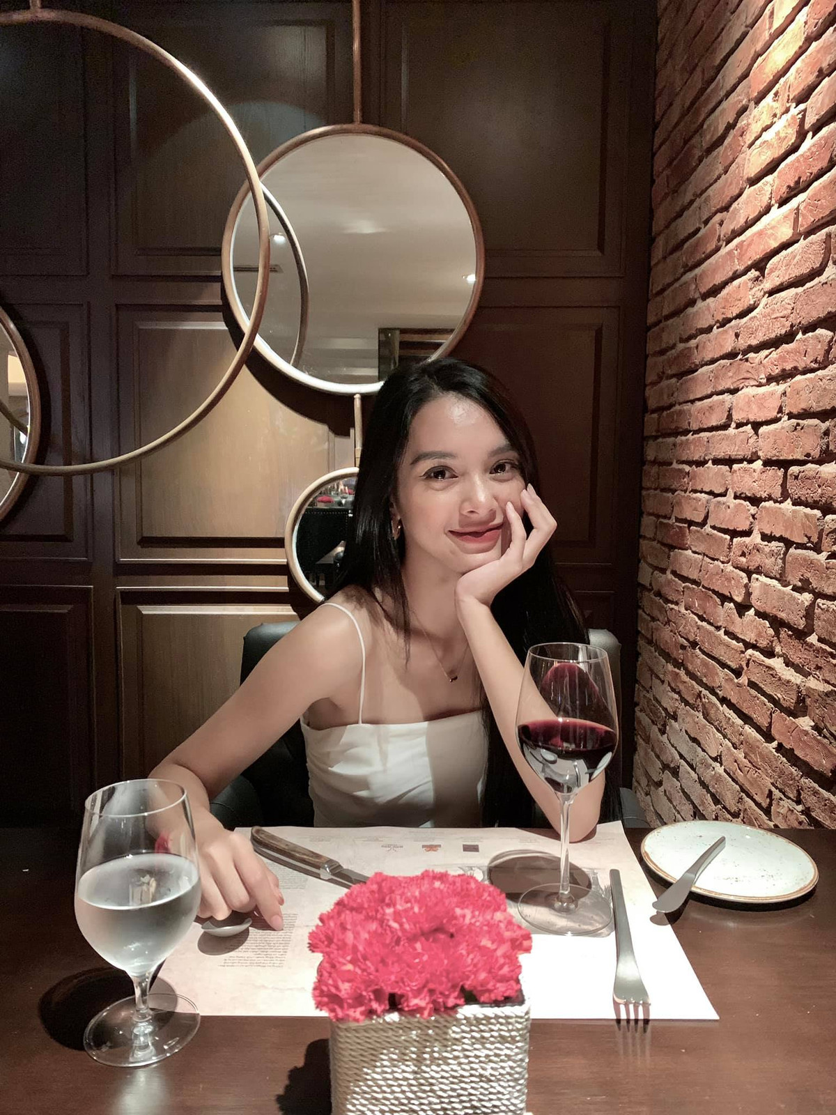 Mặc dù hôn nhân không kéo dài được lâu nhưng người đẹp 9x cho biết không hề hối hận, nếu quan trở lại thời điểm 6 năm trước thì vẫn lựa chọn kết hôn với người đó bởi cô tin mọi cuộc gặp gỡ trên đời đều được sắp xếp bởi duyên số.