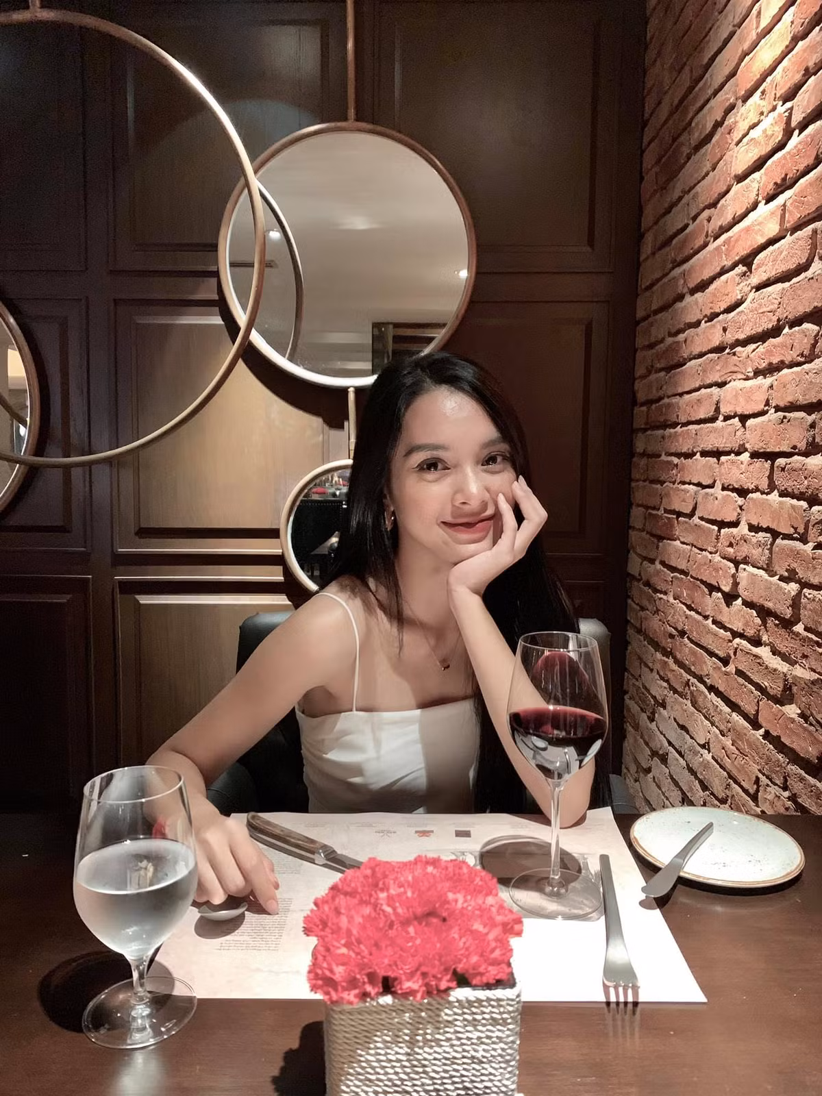 Mặc dù hôn nhân không kéo dài được lâu nhưng người đẹp 9x cho biết không hề hối hận, nếu quan trở lại thời điểm 6 năm trước thì vẫn lựa chọn kết hôn với người đó bởi cô tin mọi cuộc gặp gỡ trên đời đều được sắp xếp bởi duyên số.