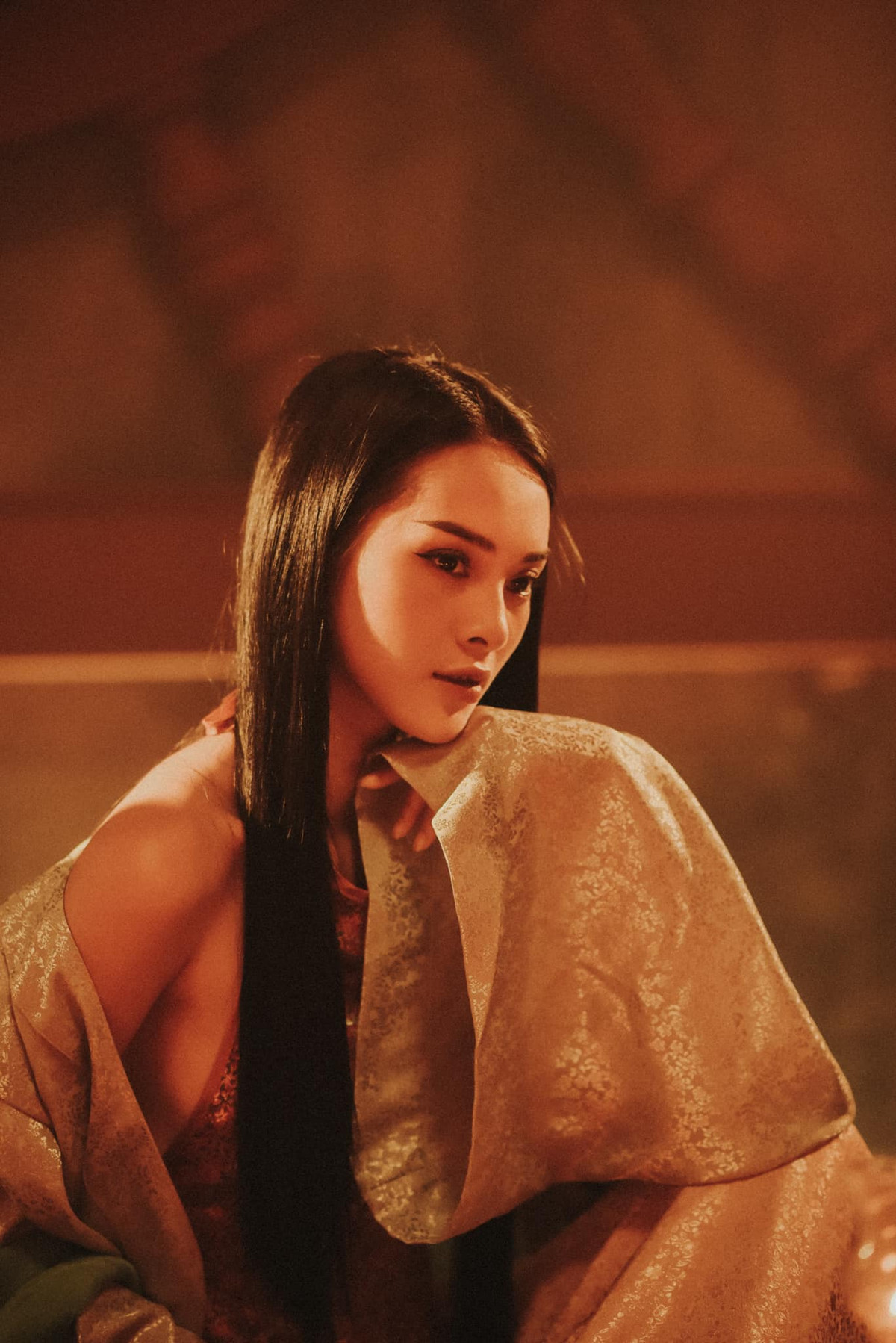 Đây không phải lần đầu tiên, Quỳnh Lương góp mặt trong MV của Nguyễn Trần Trung Quân, trước đó cô cũng vào vai nữ chính trong "Màu nước mắt.