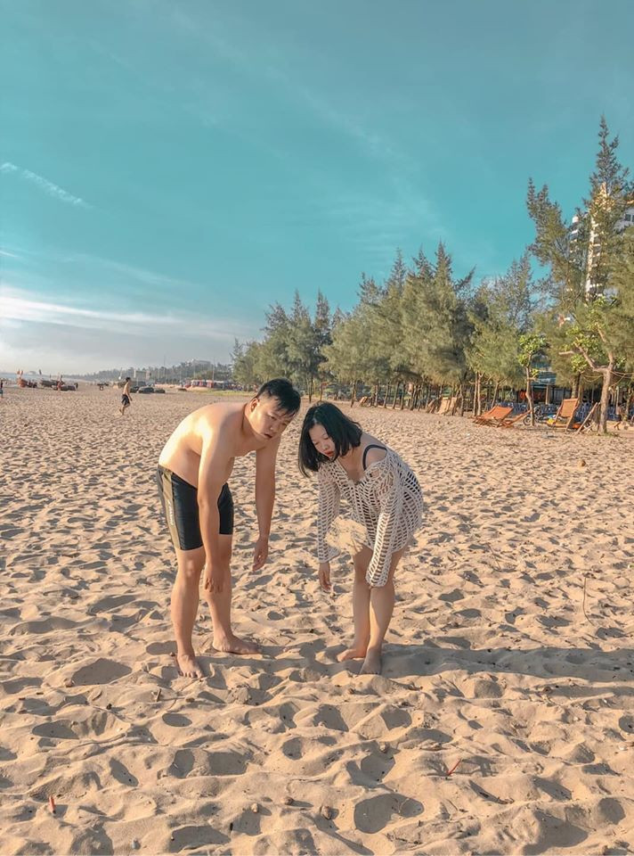 Được biết, những bức ảnh trên được anh Việt Hoàng và vợ chụp trong một chuyến du lịch tại biển Cửa Lò (Nghệ An), không cần xinh đẹp, không cần tạo dáng đủ kiểu họ lại lựa chọn đi theo trào lưu chẳng cần giống ai.