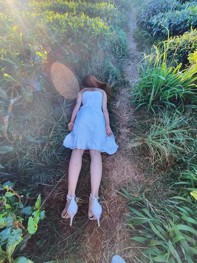 Trước đây, bộ ảnh tương tự của cô bạn có tên Minh Châu đến từ TP HCM theo concept "chẳng giống ai" ở Đà Lạt đã từng gây sốt cộng đồng mạng.