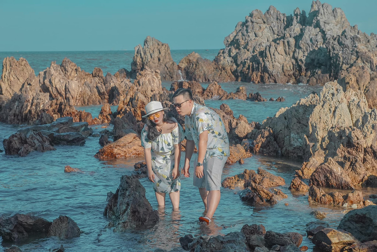 "Trước đây, mình cũng đã từng đăng một vài bộ ảnh hài hước và thấy mọi người cũng khá là ủng hộ. Đối với vợ chồng mình, đem đến cho mọi người niềm vui là mình cũng vui theo rồi"- chủ nhân bộ ảnh chia sẻ.