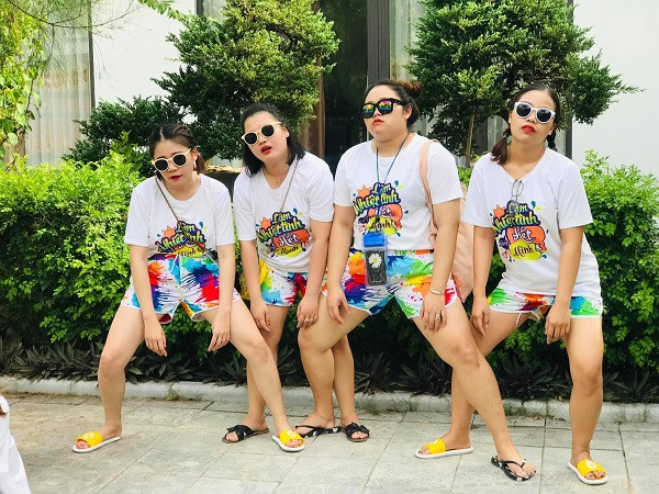 Anh Hoàng cho biết thêm, cách đây một tuần, vợ anh cùng đồng nghiệp cũng đã chụp kiểu mệt mỏi này trong một chuyến du lịch trông cực kì hài hước và vui vẻ.