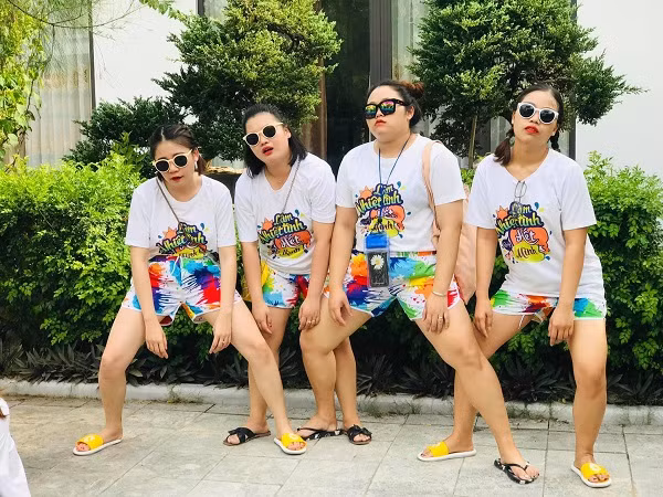 Anh Hoàng cho biết thêm, cách đây một tuần, vợ anh cùng đồng nghiệp cũng đã chụp kiểu mệt mỏi này trong một chuyến du lịch trông cực kì hài hước và vui vẻ.