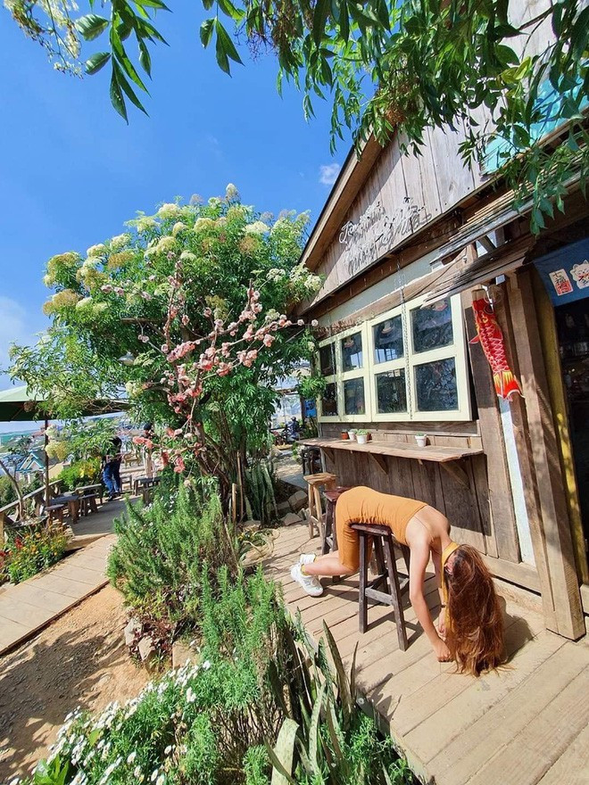 Phiên bản gốc của trong bộ ảnh du lịch Đà Lạt của Minh Châu chính là trào lưu chụp ảnh với tư thế ngã úp mặt khi bước ra khỏi chiếc xe hơi, với những món đồ hiệu rơi tự do trên mặt đất.