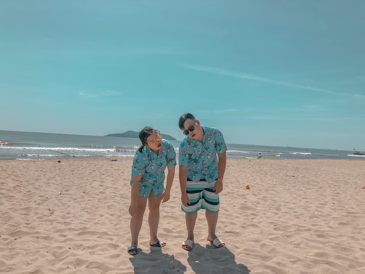 Anh Hoàng cho biết, vợ anh là một người vui tính nên hay nghĩ ra các kiểu chụp hài hước. Vì muốn vợ vui nên anh cũng thường tạo dáng tấu hài và chụp ảnh cùng vợ.