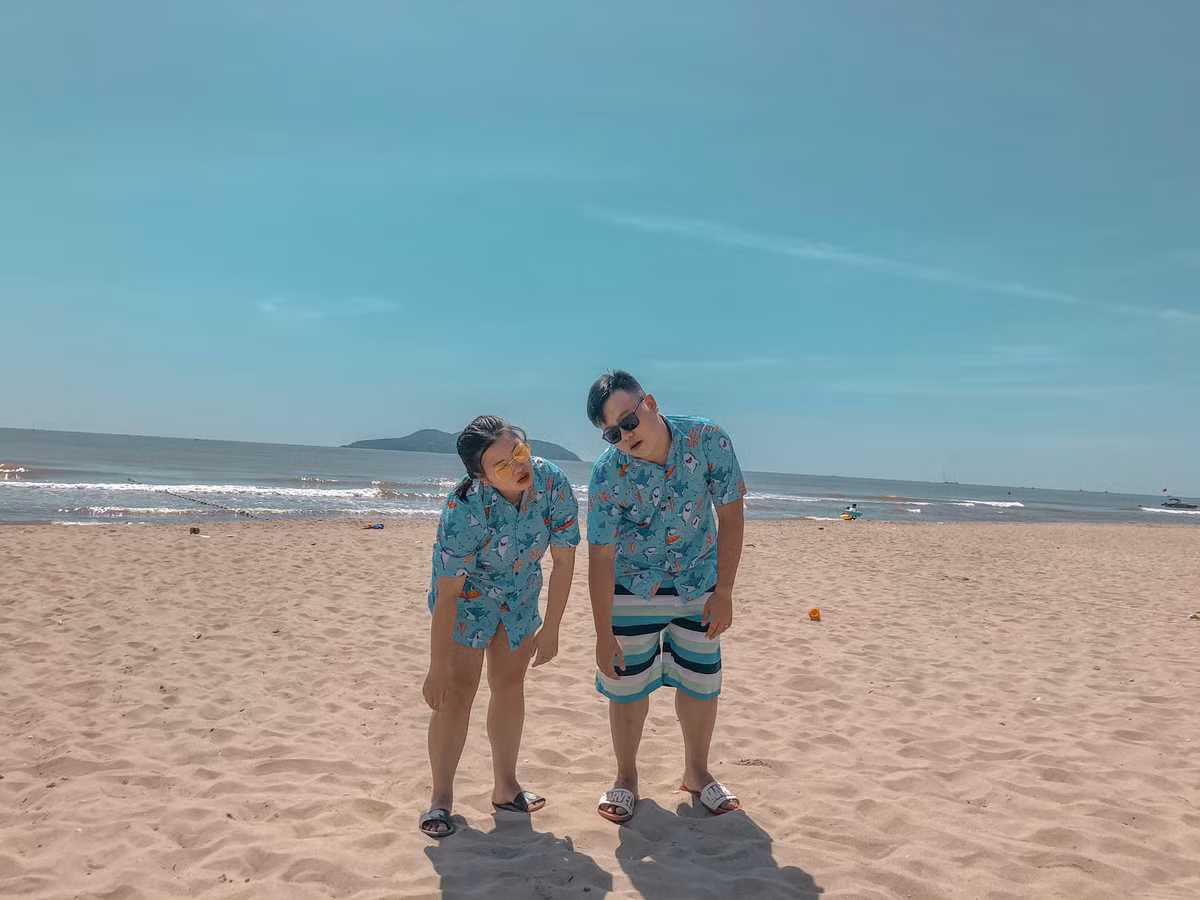 Anh Hoàng cho biết, vợ anh là một người vui tính nên hay nghĩ ra các kiểu chụp hài hước. Vì muốn vợ vui nên anh cũng thường tạo dáng tấu hài và chụp ảnh cùng vợ.