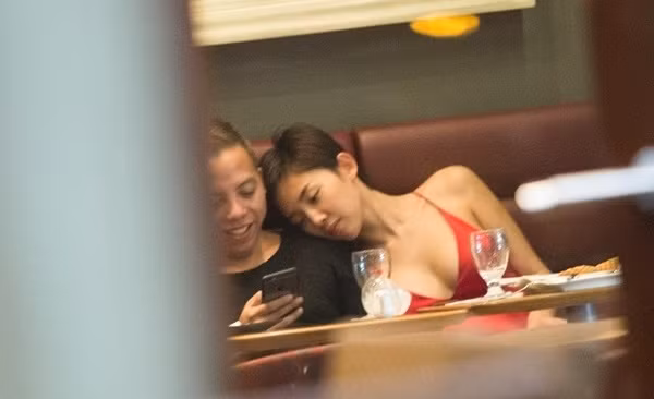 Ngay cả khi để mặt mộc hoàn toàn, nữ ca sĩ Tóc Tiên vẫn rất thu hút bởi nhan sắc trẻ trung, xinh đẹp.