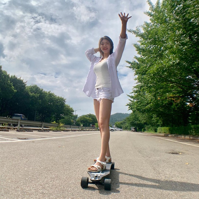 Không chỉ nổi tiếng tại Hàn Quốc, Kim Syung Hee còn được rất nhiều người trẻ ở các quốc gia Châu Á khác như Trung Quốc, Nhật Bản và Thái Lan yêu mến. Trên các trang chia sẻ bài tập yoga, hình ảnh của giáo viên yoga này cũng xuất hiện ngập tràn.