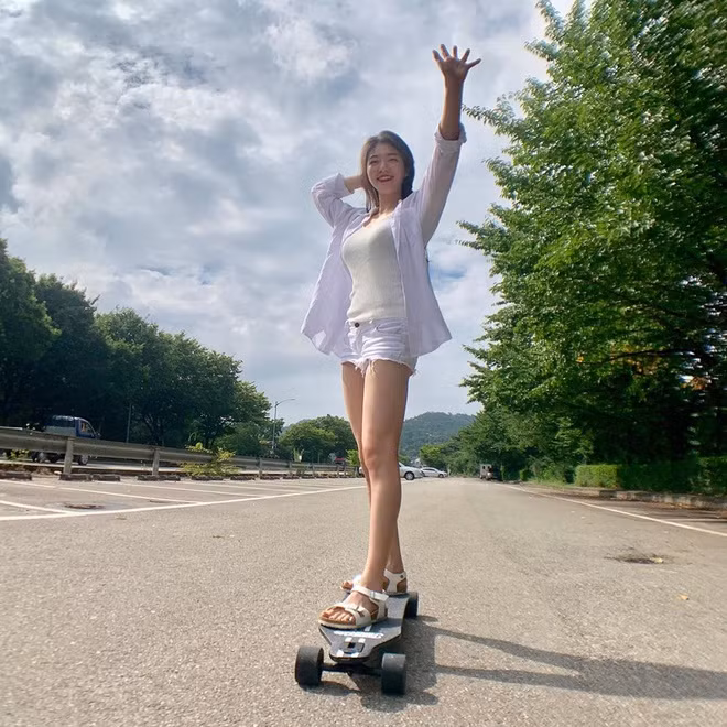 Không chỉ nổi tiếng tại Hàn Quốc, Kim Syung Hee còn được rất nhiều người trẻ ở các quốc gia Châu Á khác như Trung Quốc, Nhật Bản và Thái Lan yêu mến. Trên các trang chia sẻ bài tập yoga, hình ảnh của giáo viên yoga này cũng xuất hiện ngập tràn.