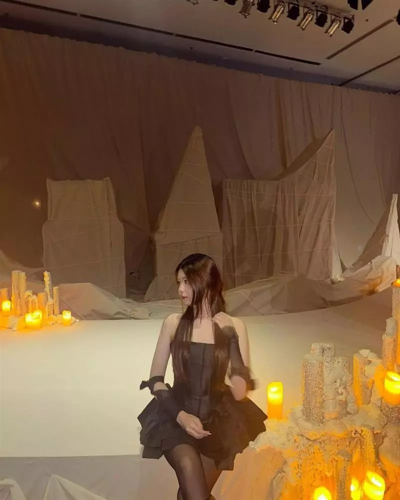 Sở hữu nước da trắng mịn cùng chiều cao chạm mốc 1m7, Thảo Ngọc thu hút ánh nhìn với bản phối corset và tùng váy xòe phân tầng cách điệu. Không chỉ giúp tôn lên tỉ lệ hình thể, phần thân áo còn giúp người mặc khoe khéo khung xương quai xanh thanh mảnh.