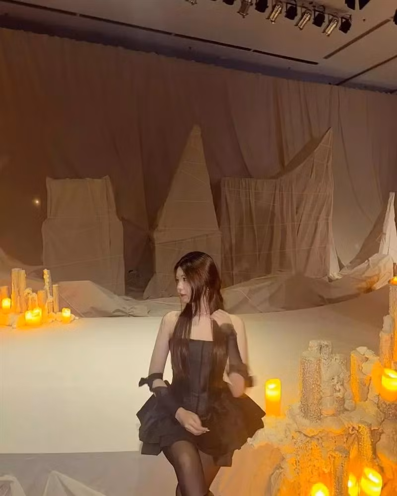 Sở hữu nước da trắng mịn cùng chiều cao chạm mốc 1m7, Thảo Ngọc thu hút ánh nhìn với bản phối corset và tùng váy xòe phân tầng cách điệu. Không chỉ giúp tôn lên tỉ lệ hình thể, phần thân áo còn giúp người mặc khoe khéo khung xương quai xanh thanh mảnh.