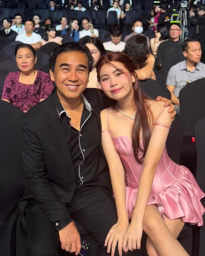 Nếu Lọ Lem được ví như bản sao của mẹ Dạ Thảo thì Hạt Dẻ được nhận hết điểm cộng từ ba. Khác với hình ảnh nàng thơ trong trẻo của chị, Hạt Dẻ gây ấn tượng bởi sự sành điệu và hợp mốt.