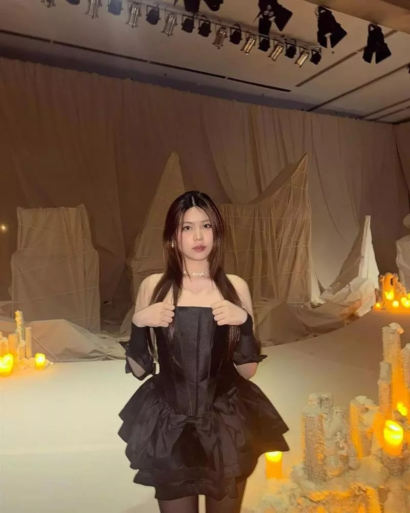 Nhiều người cho rằng cô nàng rất hợp với phong cách này, vừa tôn lên được những đường nét trên gương mặt, mà cũng không hề quá tuổi.