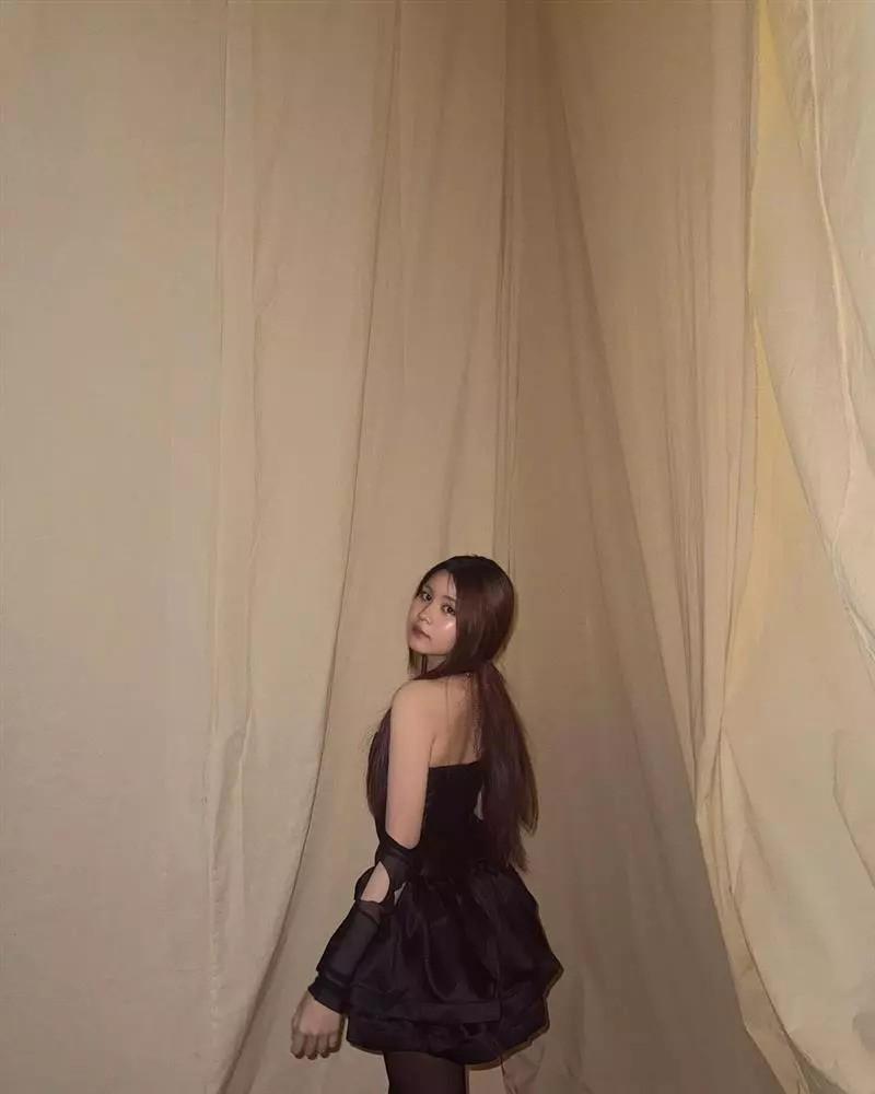 Đôi tất lưới mỏng cùng tông cũng được xem là điểm cộng giúp đôi chân thon của người mặc thêm thu hút.