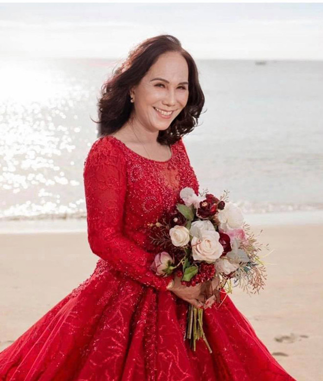 Chị Hoa cùng anh chồng Joni đã chọn phong cách chụp ảnh cưới ngọt ngào, đằm thắm khi cô dâu khoác trên mình bộ váy cưới màu đỏ, cười rạng rỡ bên chú rể 24 tuổi mặc vest trắng trẻ trung. Cả hai không ngần ngại trao cho nhau ánh mắt, cử chỉ thân mật như những đôi trai gái trẻ tuổi.