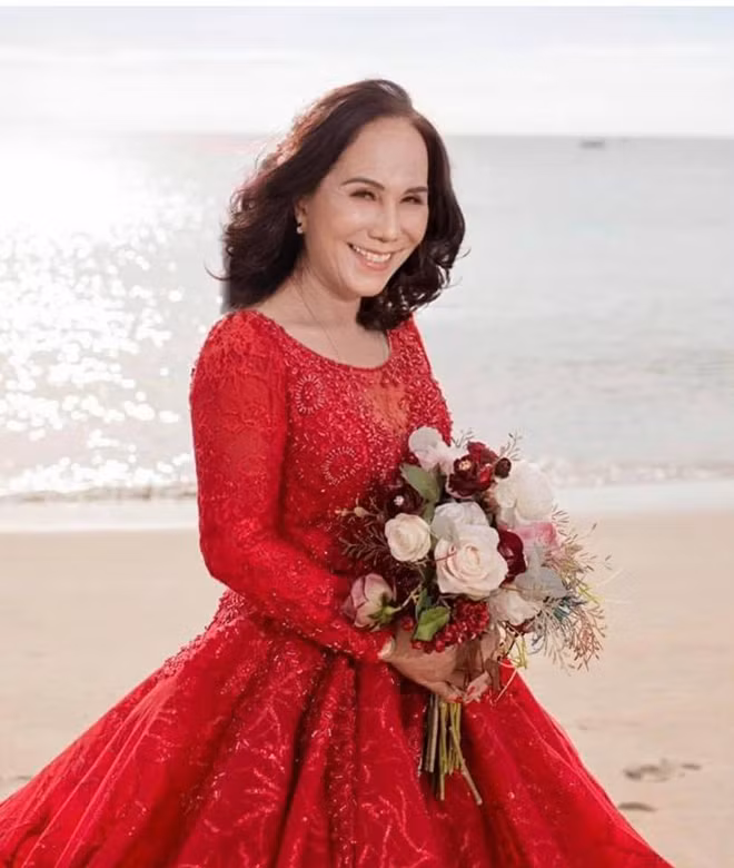 Chị Hoa cùng anh chồng Joni đã chọn phong cách chụp ảnh cưới ngọt ngào, đằm thắm khi cô dâu khoác trên mình bộ váy cưới màu đỏ, cười rạng rỡ bên chú rể 24 tuổi mặc vest trắng trẻ trung. Cả hai không ngần ngại trao cho nhau ánh mắt, cử chỉ thân mật như những đôi trai gái trẻ tuổi.