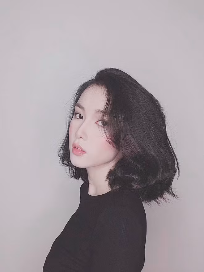 Được biết, Khánh Linh từng có thời gian dài là giáo viên tiếng Anh tại một trung tâm ngoại ngữ ở Hà Nội.