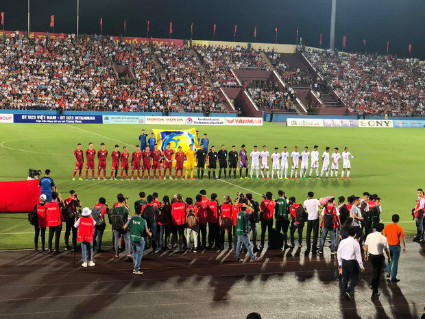 Khánh Linh cũng từng góp mặt cổ vũ trận đấu U23 Việt Nam gặp U23 Myanmar tại Phú Thọ.