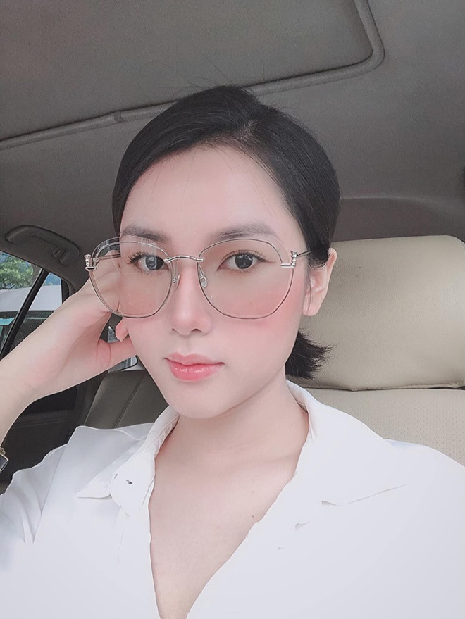 Ngay lập tức, cư dân mạng đã ráo riết mở 1 cuộc tìm kiếm danh tính của cô gái trẻ bí ẩn xuất hiện bên cạnh thủ môn quốc dân.