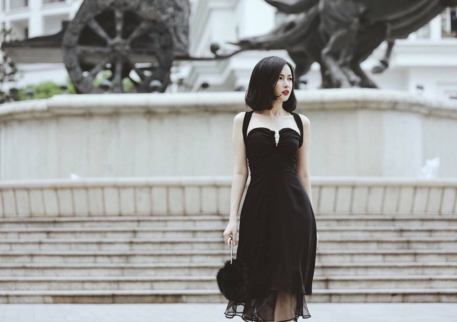 Trong clip xuất hiện cùng thủ môn Bùi Tiến Dũng trong cửa hàng tiện lợi là 1 cô gái với nước da trắng, thân hình cân đối cùng gương mặt xinh đẹp đã khiến cho mọi người càng thêm tò mò về danh tính.